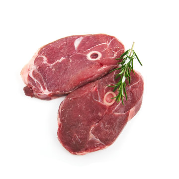 tranches de gigot d'agneau crues sur fond blanc