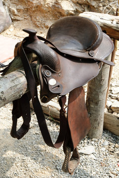 sella di cavallo sulla staccionata