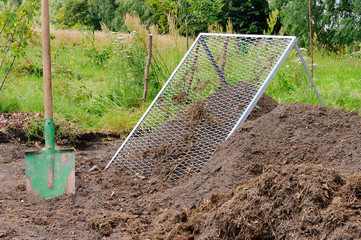 Komposthaufen sieben - compost pile sieve 03