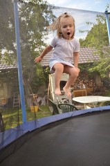 petite fille et trampoline