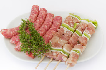 Butifarra y pinchos de carne crudos