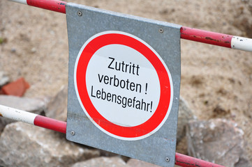 schild zutritt verboten lebensgefahr