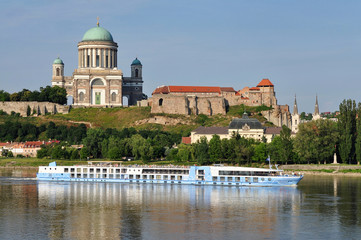 Fototapeta na wymiar cruise i wielki budynek Esztergom Bazylika, Węgry