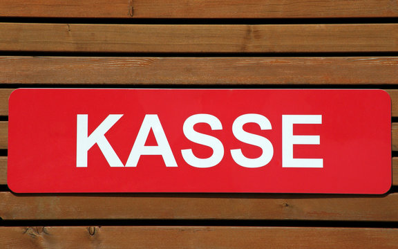 Kasse - rotes Schild mit wei&szlig;en Buchstaben und Holz Hintergrund