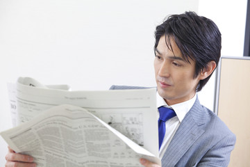 新聞を読むビジネスマン