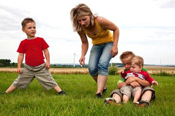 Fototapeta premium Junge Familie auf der Wiese 52