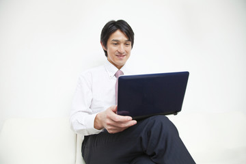 ノートパソコンを操作するビジネスマン