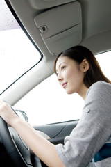車の運転をする女性