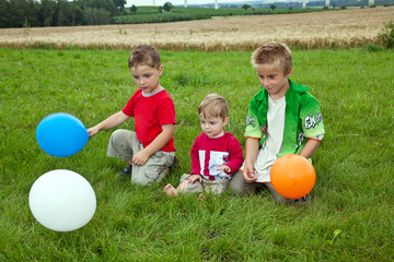 Fototapeta na wymiar Kinder spielen mit Luftballon 991