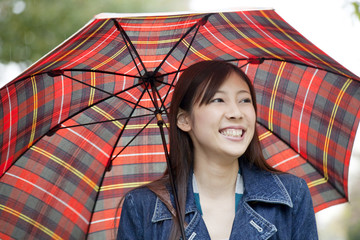傘を差して歩く女性