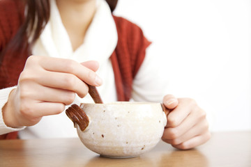 スープをかき混ぜる女性の手元