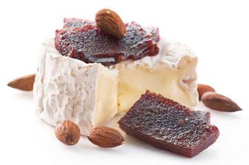 Camembert mit Quittengelee