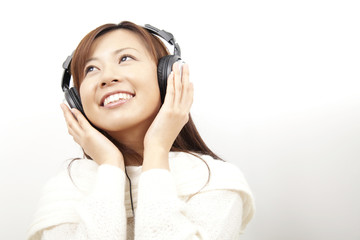 ヘッドホンで音楽を聞く女性