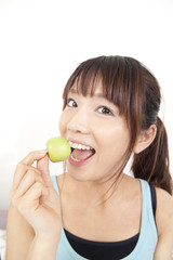 青りんごを食べる女性
