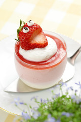 笑顔のイチゴカップケーキ