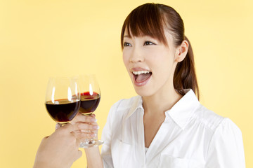 ワインで乾杯する女性