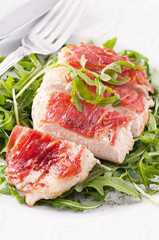 Prosciutto Hähnchen mit Rucolasalat