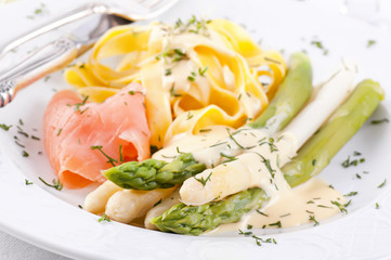 Spargel mit Pasta und Lachs