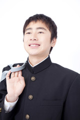 かばんを持った笑顔の男子中学生
