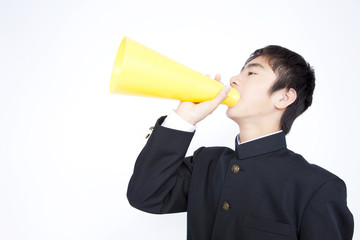 メガホンを持って叫ぶ男子中学生