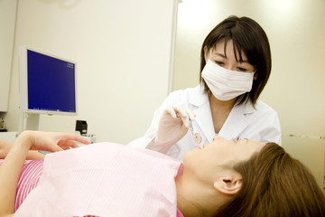 歯の治療をする女性歯科医師