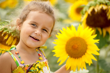 Petite fille souriante dans un champs