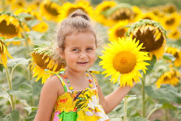 Petite fille souriante dans un champs 4