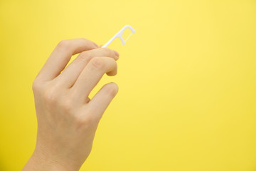 歯間ブラシを持った女性の手元