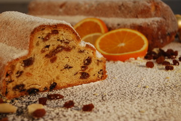 Stollen auf Puderzucker mit Orangen