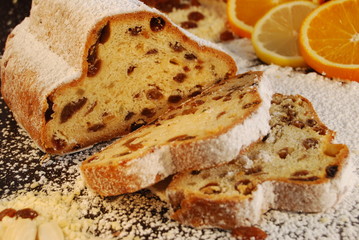 Christollen mit Rosinen, Scheiben, closeup