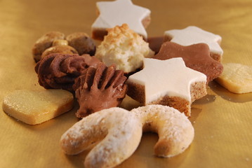 Gemischtes Weihnachtsgebäck auf goldenem Hintergrund