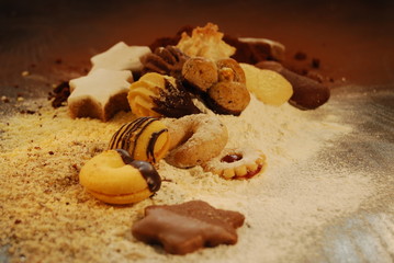 gemischte Kekse auf Puderzucker