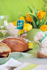 Osterbrunch Frohe Ostern mit gelben Tulpen