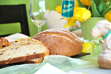 Osterbrot, aufgeschnitten