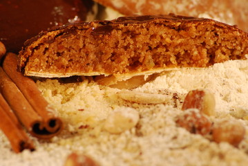 Oblaten-Lebkuchen mit Mandeln und Zimtstangen, closeup