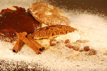 Lebkuchen mit Mandeln, Nüssen und Zimtstangen