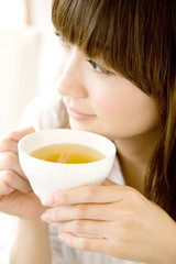 お茶を飲む女性