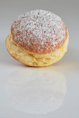 Krapfen auf neutralem Hintergrund mit Spiegelung
