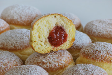 Krapfen aufgeschnitten mit Marmelade