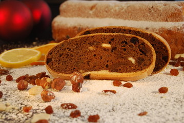 hutzelbrot und christstollen mit christbaumkugeln