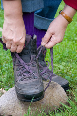 Wanderstiefel anziehen