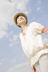 帽子を被って散歩する女性