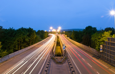 Schnellstraße in der Stadt bei Nacht