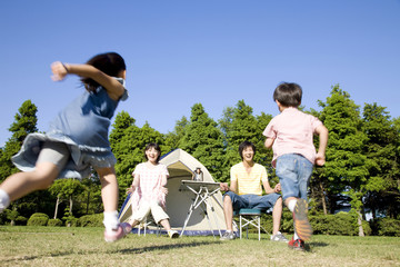 両親に駆け寄る子供2人