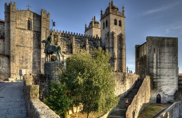 Fototapeta na wymiar Katedra w Porto i Old City Hall, Portugalia.
