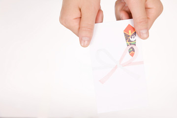 お年玉袋をもった女性の手元