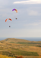 Fototapeta na wymiar paragliding w górach w pobliżu morza