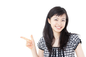 指差す女性
