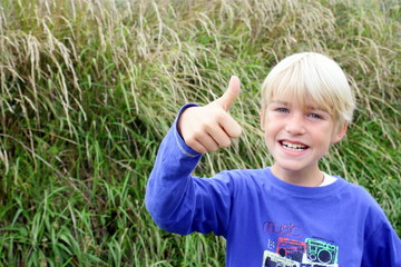enfant blond ok avec la main