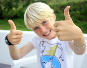 enfant blond ok avec la main